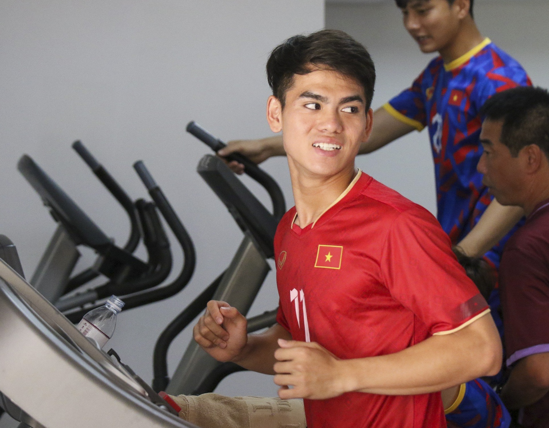 HLV Troussier đọ cơ bụng 6 múi với dàn sao U22 Việt Nam ở bể bơi 6