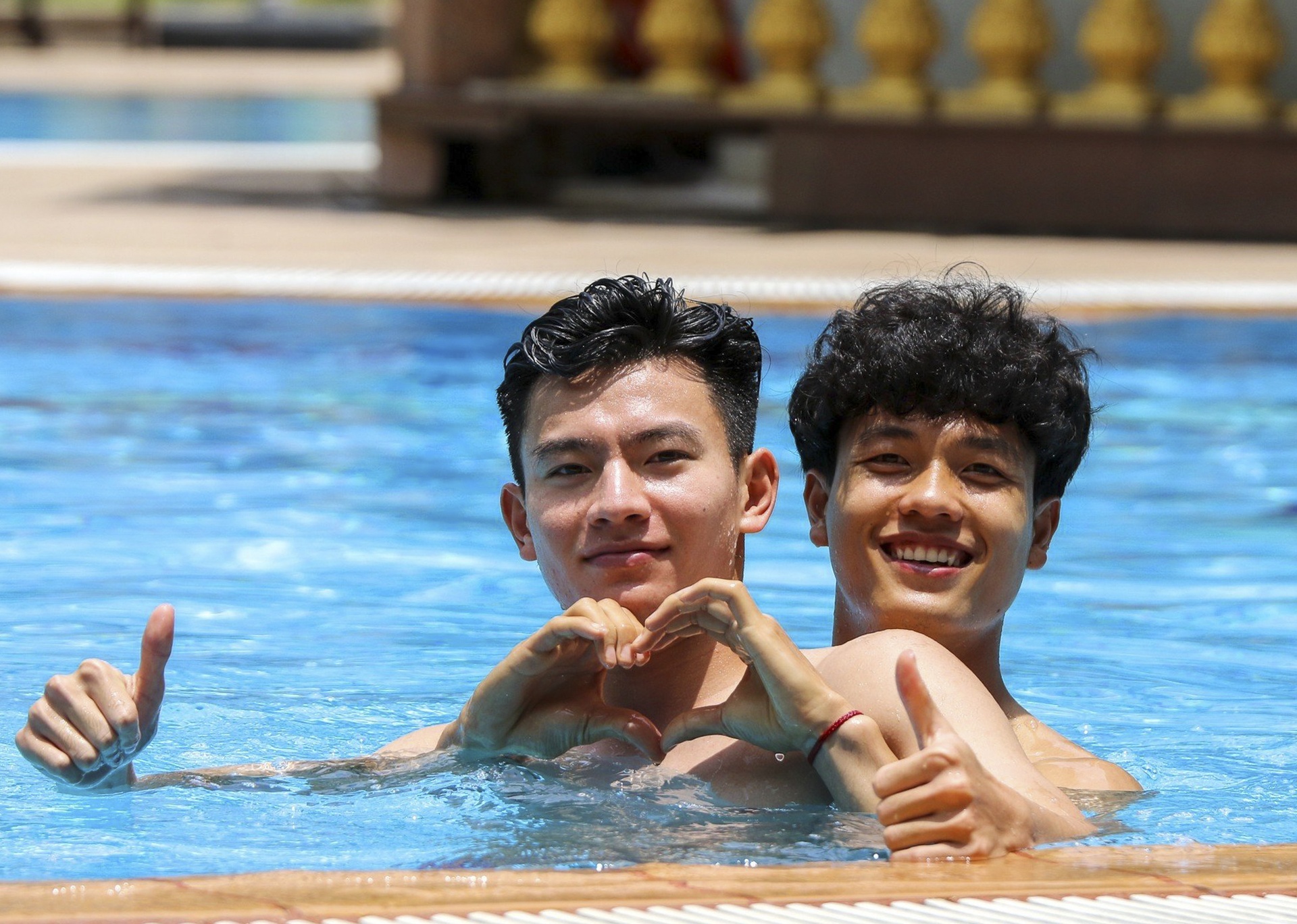 HLV Troussier đọ cơ bụng 6 múi với dàn sao U22 Việt Nam ở bể bơi 4