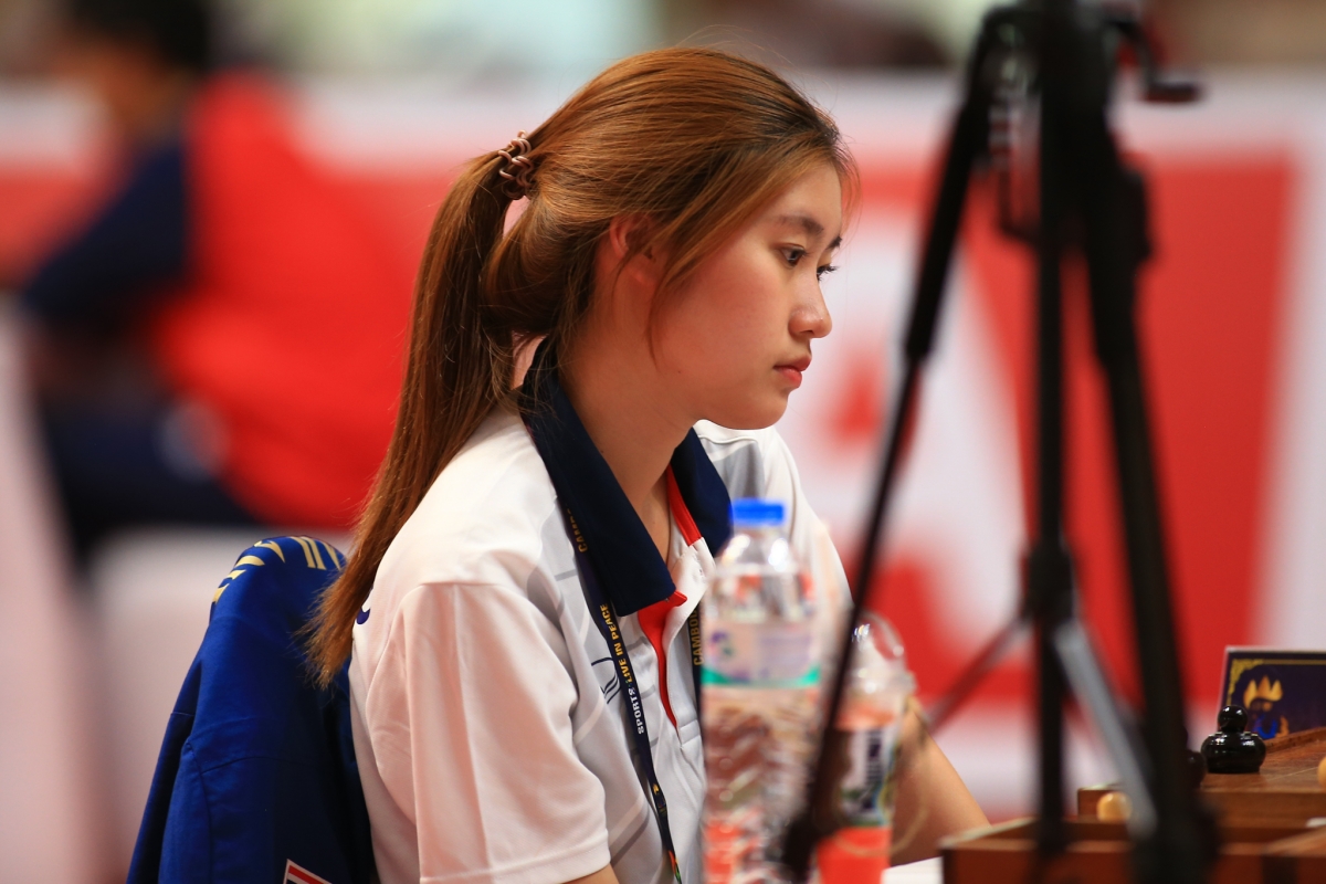 Kỳ thủ Thái Lan dùng trà sữa khi chơi cờ ốc 2 Kỳ thủ Thái Lan dùng trà sữa khi chơi cờ ốc 2