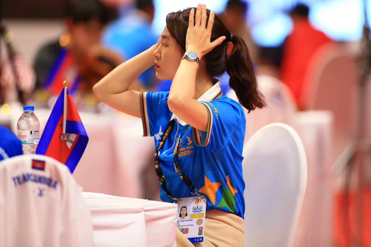 Kỳ thủ Thái Lan dùng trà sữa khi chơi cờ ốc 5 Kỳ thủ Thái Lan dùng trà sữa khi chơi cờ ốc 5