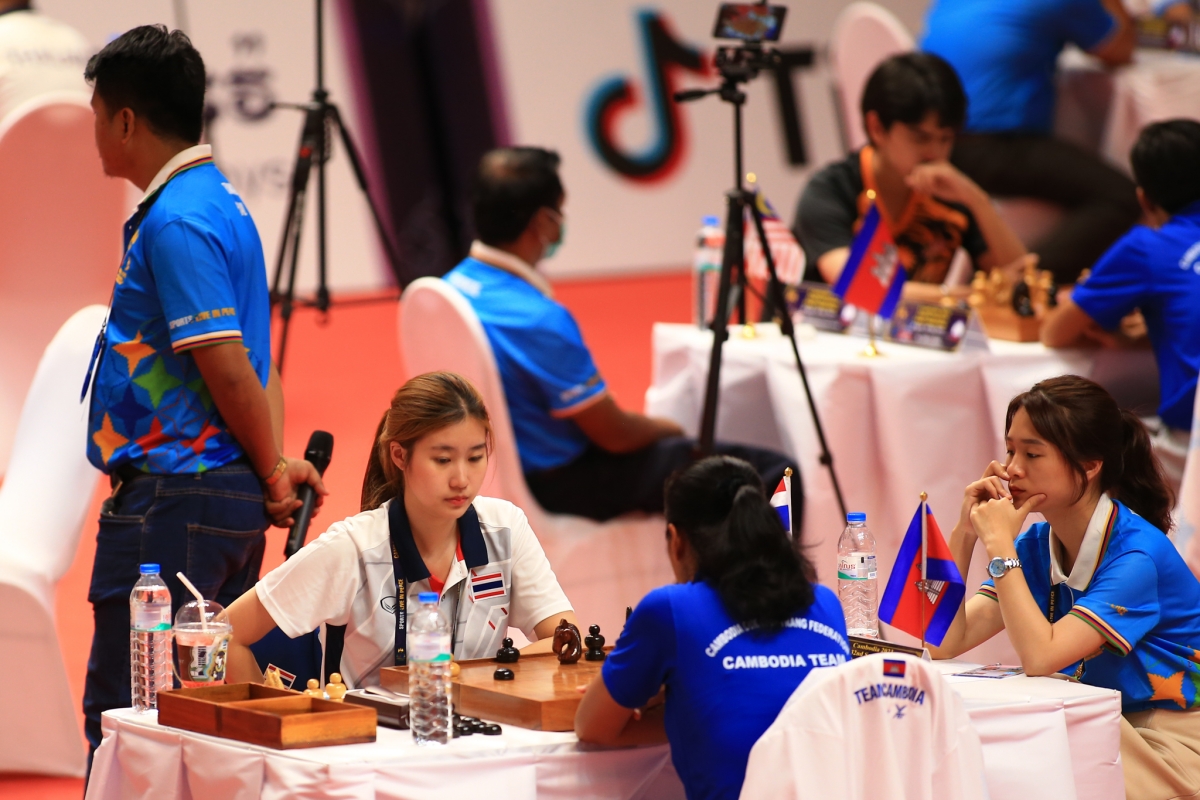 Kỳ thủ Thái Lan dùng trà sữa khi chơi cờ ốc 4 Kỳ thủ Thái Lan dùng trà sữa khi chơi cờ ốc 4