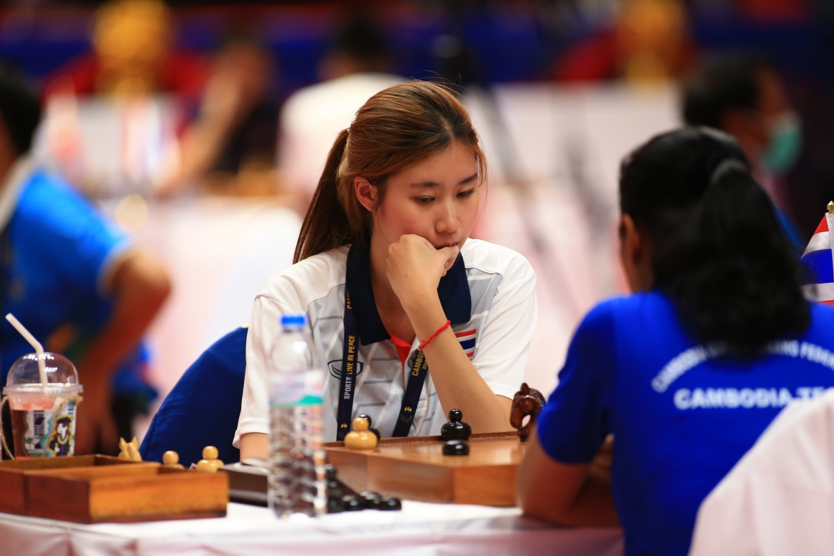 Kỳ thủ Thái Lan dùng trà sữa khi chơi cờ ốc 3 Kỳ thủ Thái Lan dùng trà sữa khi chơi cờ ốc 3