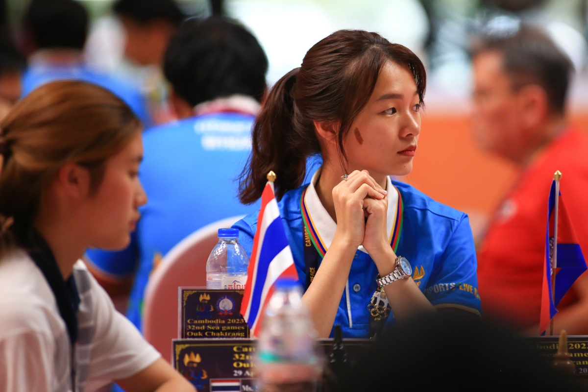 Kỳ thủ Thái Lan dùng trà sữa khi chơi cờ ốc 6 Kỳ thủ Thái Lan dùng trà sữa khi chơi cờ ốc 6