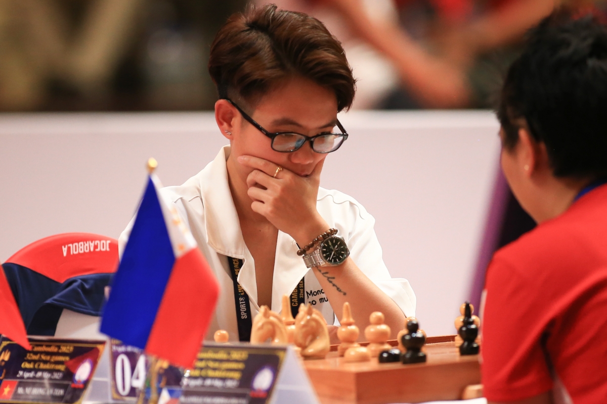 Kỳ thủ Thái Lan dùng trà sữa khi chơi cờ ốc 7 Kỳ thủ Thái Lan dùng trà sữa khi chơi cờ ốc 7