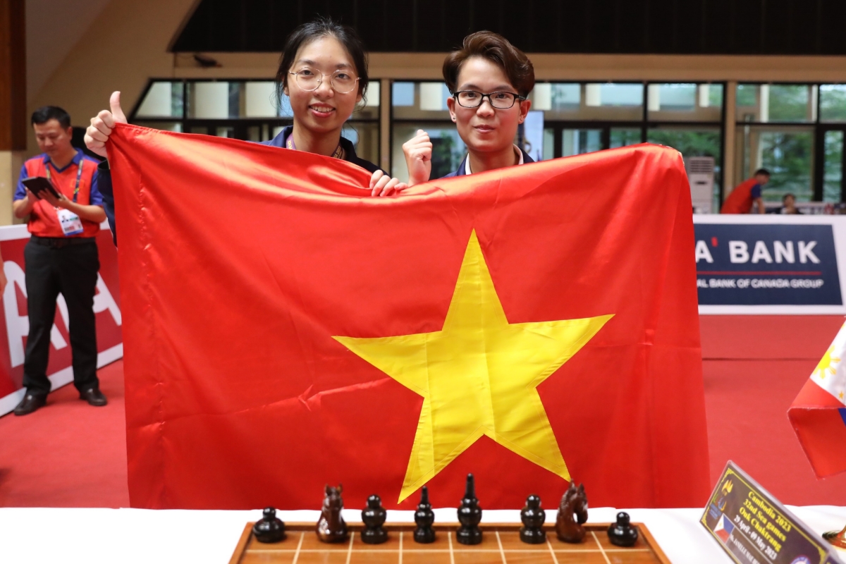 Kỳ thủ Thái Lan dùng trà sữa khi chơi cờ ốc 8 Kỳ thủ Thái Lan dùng trà sữa khi chơi cờ ốc 8