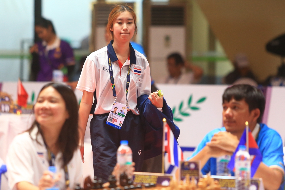 Kỳ thủ Thái Lan dùng trà sữa khi chơi cờ ốc 1 Kỳ thủ Thái Lan dùng trà sữa khi chơi cờ ốc 1