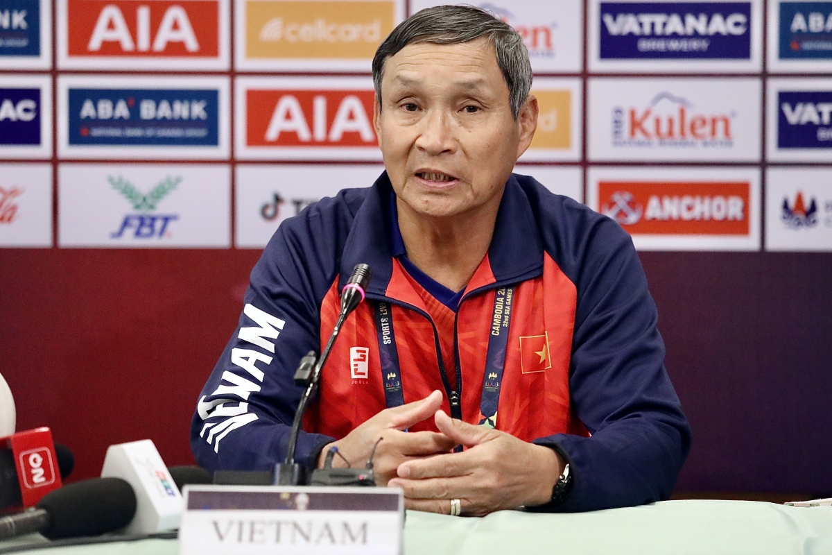HLV Mai Đức Chung họp báo nữ 2/5 HLV Mai duc Chung hop bao nu 2/5