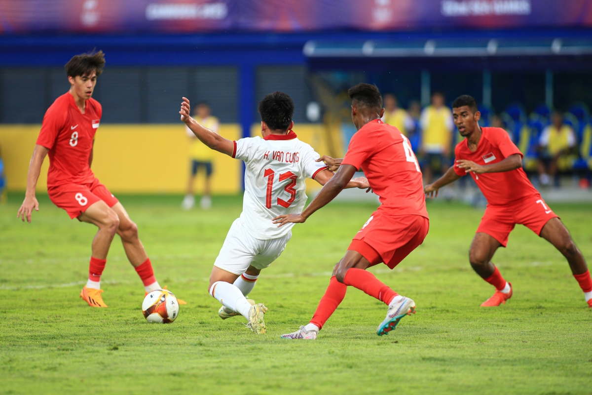 U22 Việt Nam nhọc nhằn trước hàng thủ to cao của Singapore 3