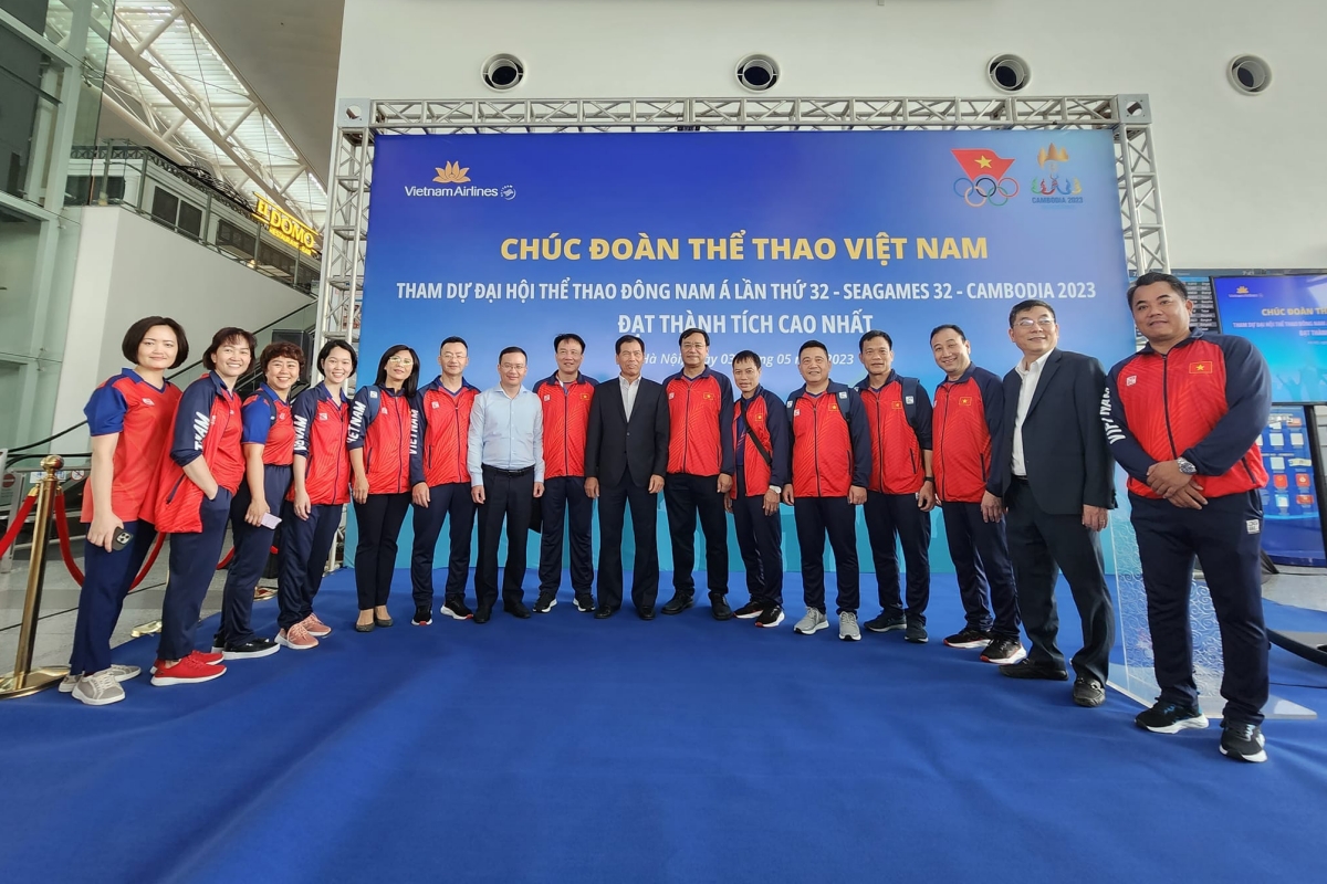 Đoàn TTVN lên đường sang Campuchia doan TTVN len duong sang Campuchia