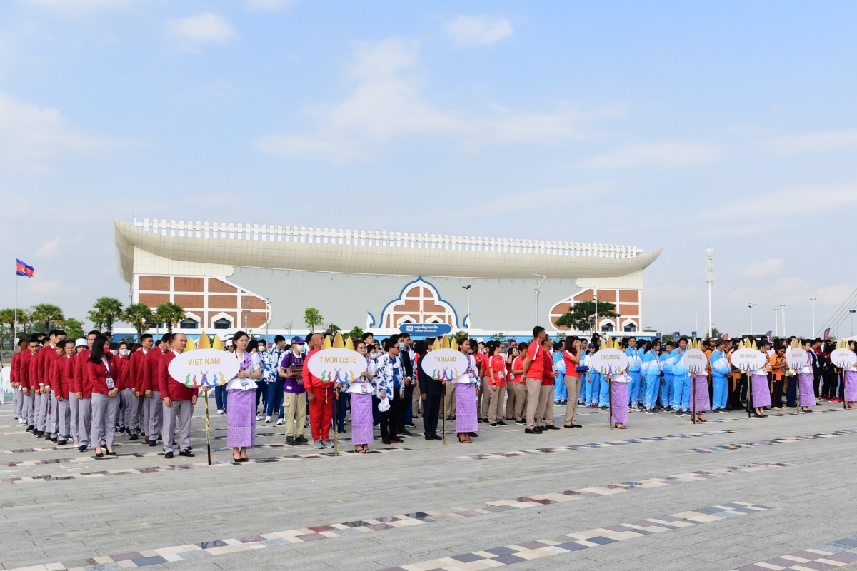 Quốc kỳ Việt Nam tung bay tại Morodok trong Lễ thượng cờ 1