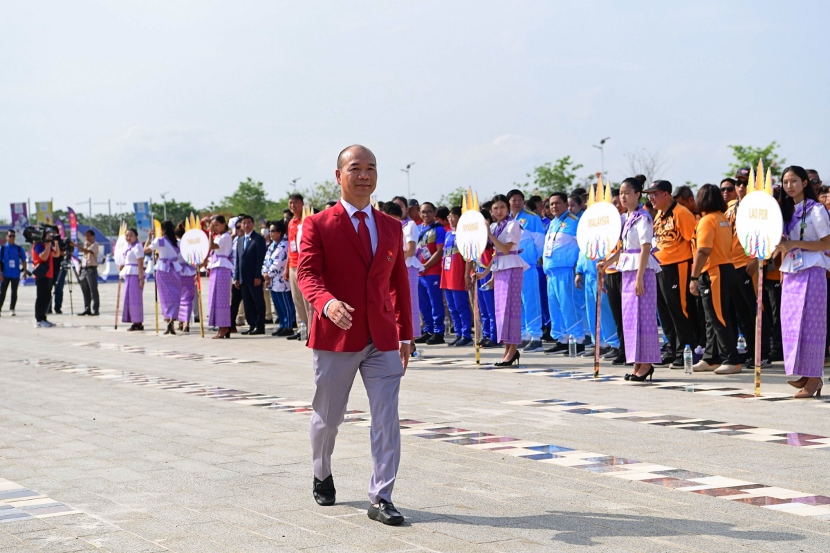 Quốc kỳ Việt Nam tung bay tại Morodok trong Lễ thượng cờ 4