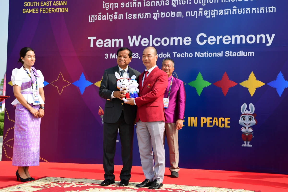 Quốc kỳ Việt Nam tung bay tại Morodok trong Lễ thượng cờ 5