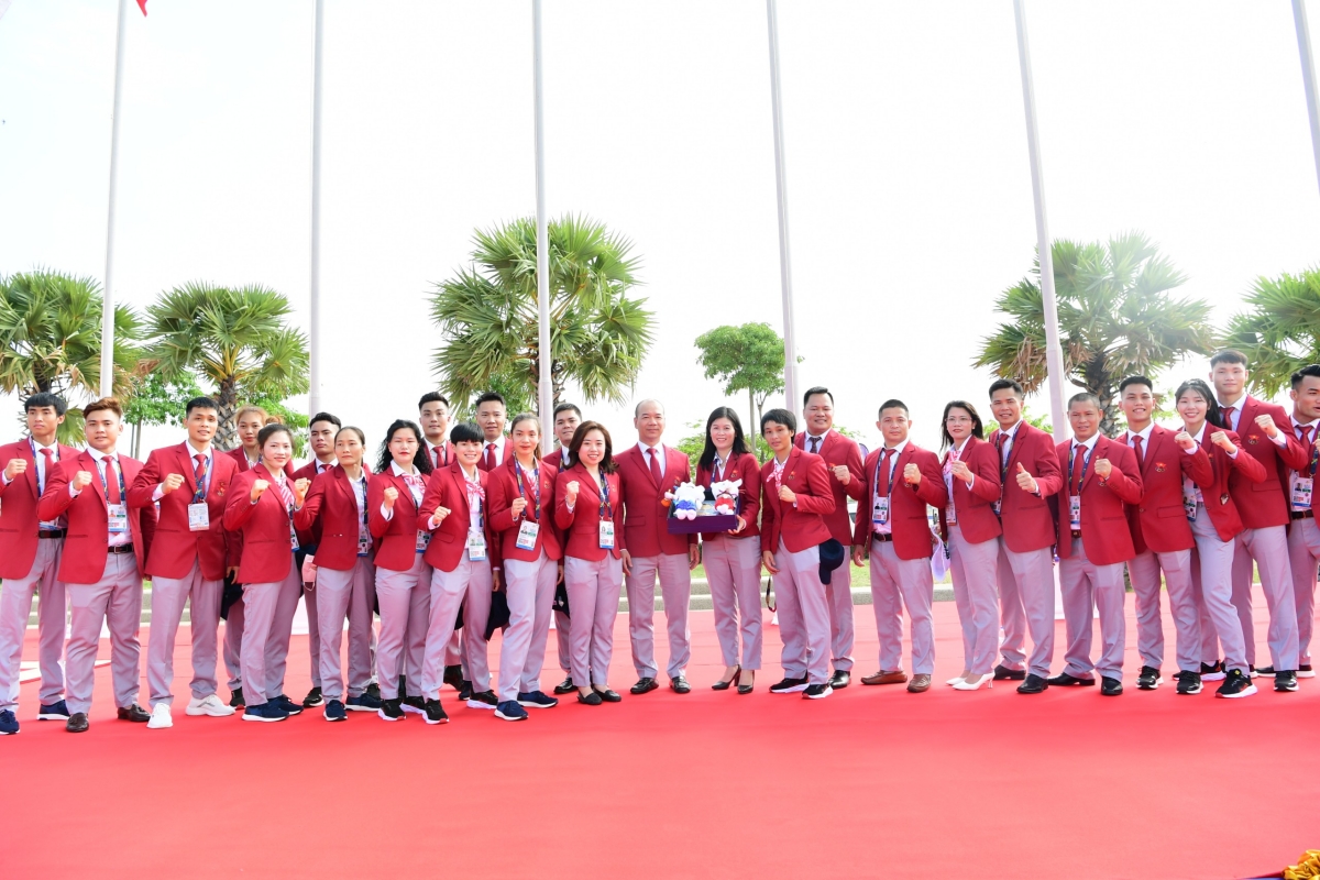 Quốc kỳ Việt Nam tung bay tại Morodok trong Lễ thượng cờ 6