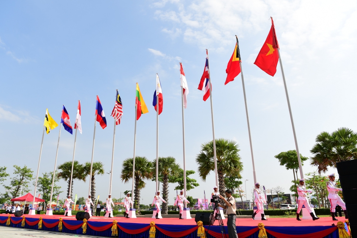 Quốc kỳ Việt Nam tung bay tại Morodok trong Lễ thượng cờ 2