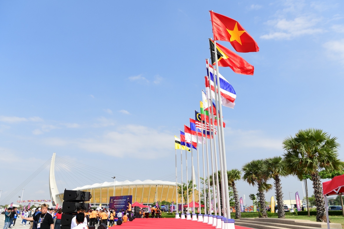 Quốc kỳ Việt Nam tung bay tại Morodok trong Lễ thượng cờ 3