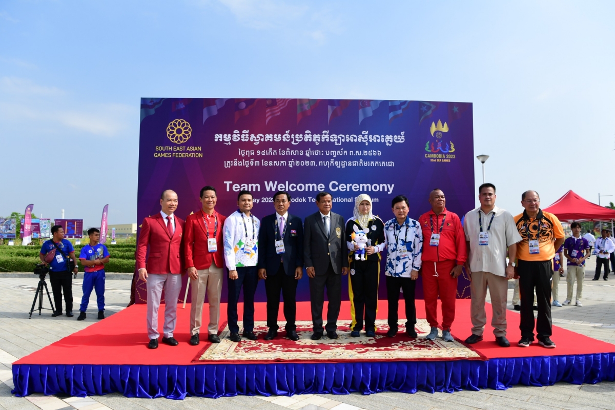 Quốc kỳ Việt Nam tung bay tại Morodok trong Lễ thượng cờ 7