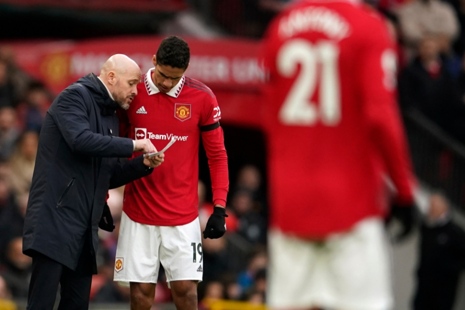 Erik ten Hag bao tin cuc vui ve Raphael Varane