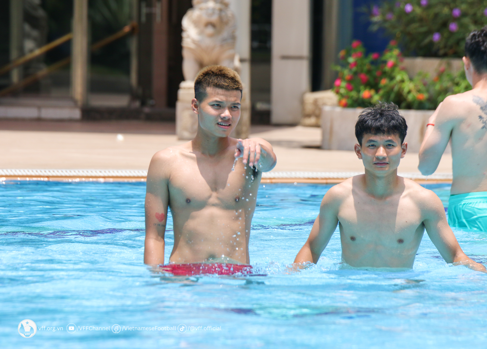 U22 Việt Nam thoải mái thư giãn sau chiến thắng trước Singapore 4