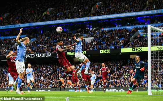 Thắng cách biệt West Ham, Man City đòi lại ngôi đầu từ tay Arsenal 4