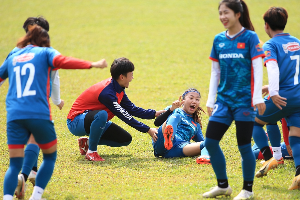 Tuyển nữ Việt Nam rạng rỡ dưới cái nắng gắt của Campuchia 8