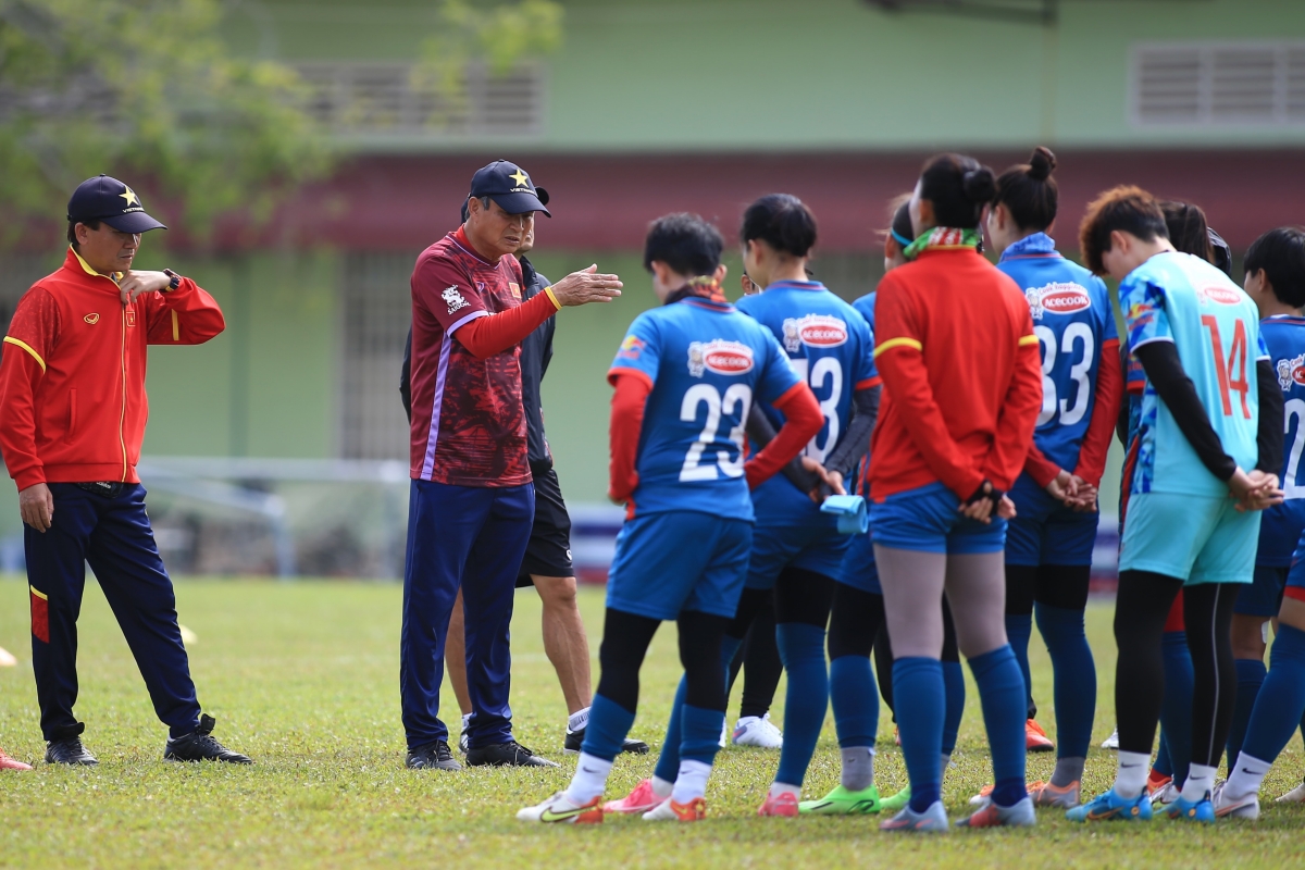 Tuyển nữ Việt Nam rạng rỡ dưới cái nắng gắt của Campuchia 6