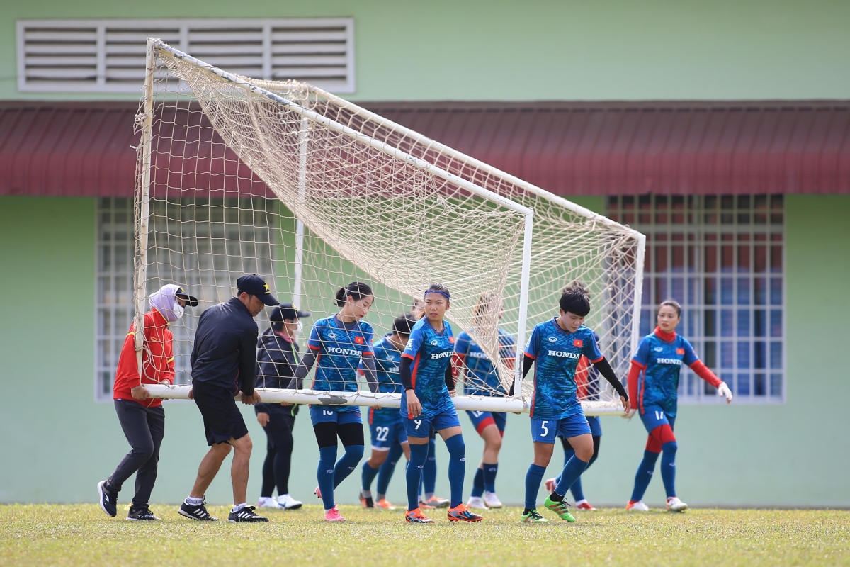 Tuyển nữ Việt Nam rạng rỡ dưới cái nắng gắt của Campuchia 5