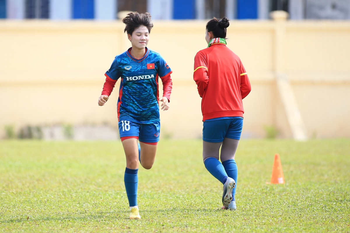Tuyển nữ Việt Nam rạng rỡ dưới cái nắng gắt của Campuchia 9