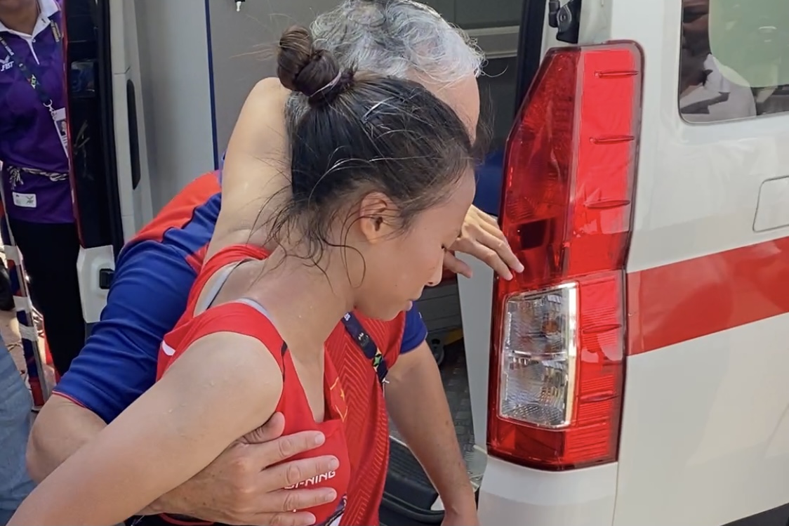 Sau khi duoc so cuu Nguyen Thi Ninh duoc dua len xe cuu thuong nhung da tu choi