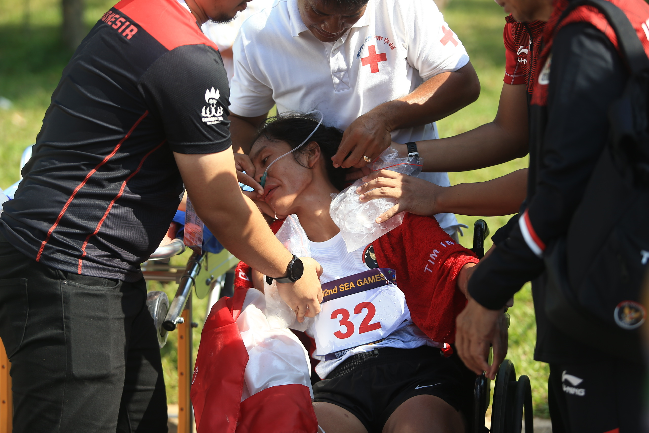 Nữ VĐV Indonesia ngất xỉu sau khi giành HCV SEA Games 32 2