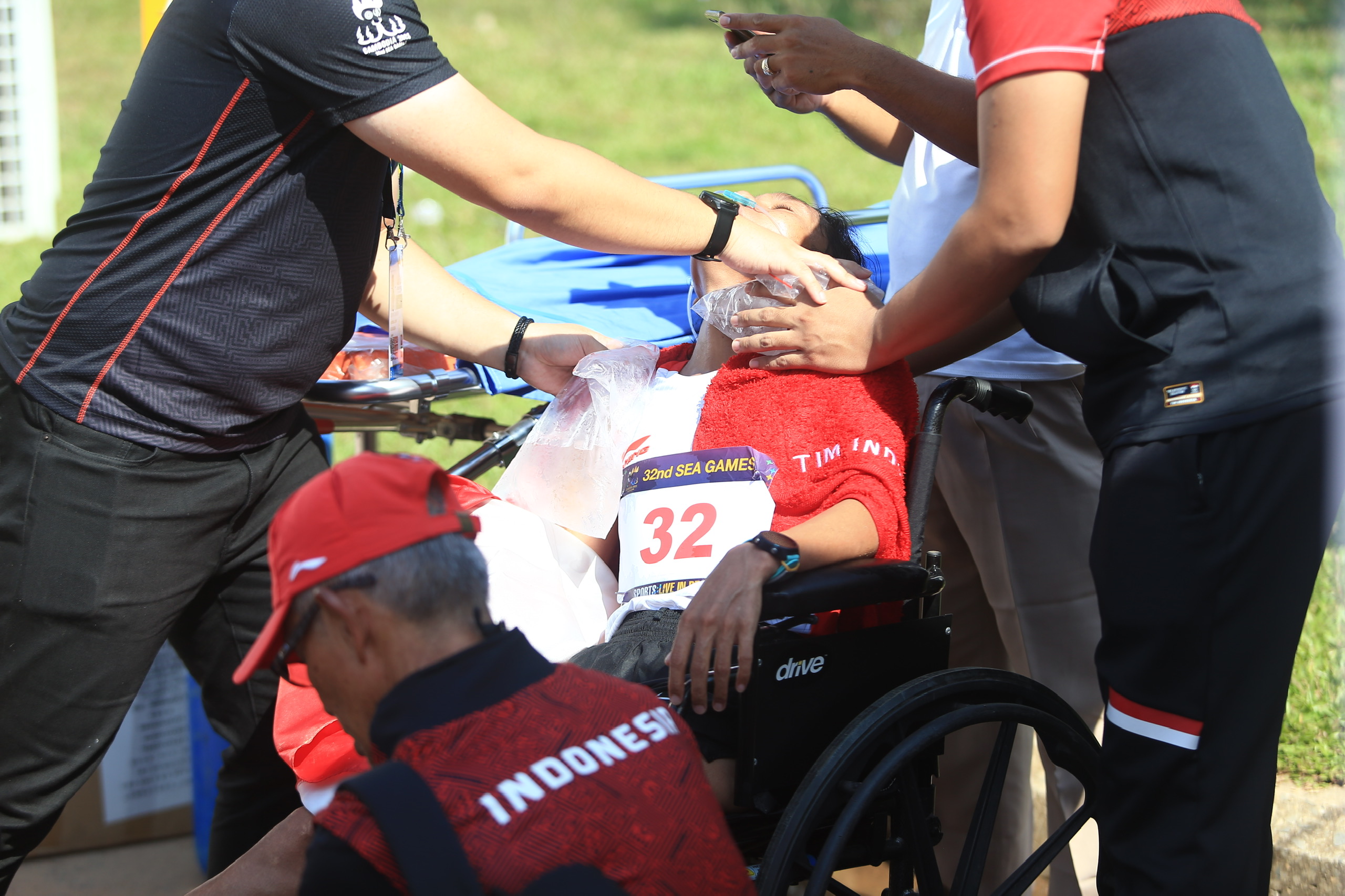 Nữ VĐV Indonesia ngất xỉu sau khi giành HCV SEA Games 32 3