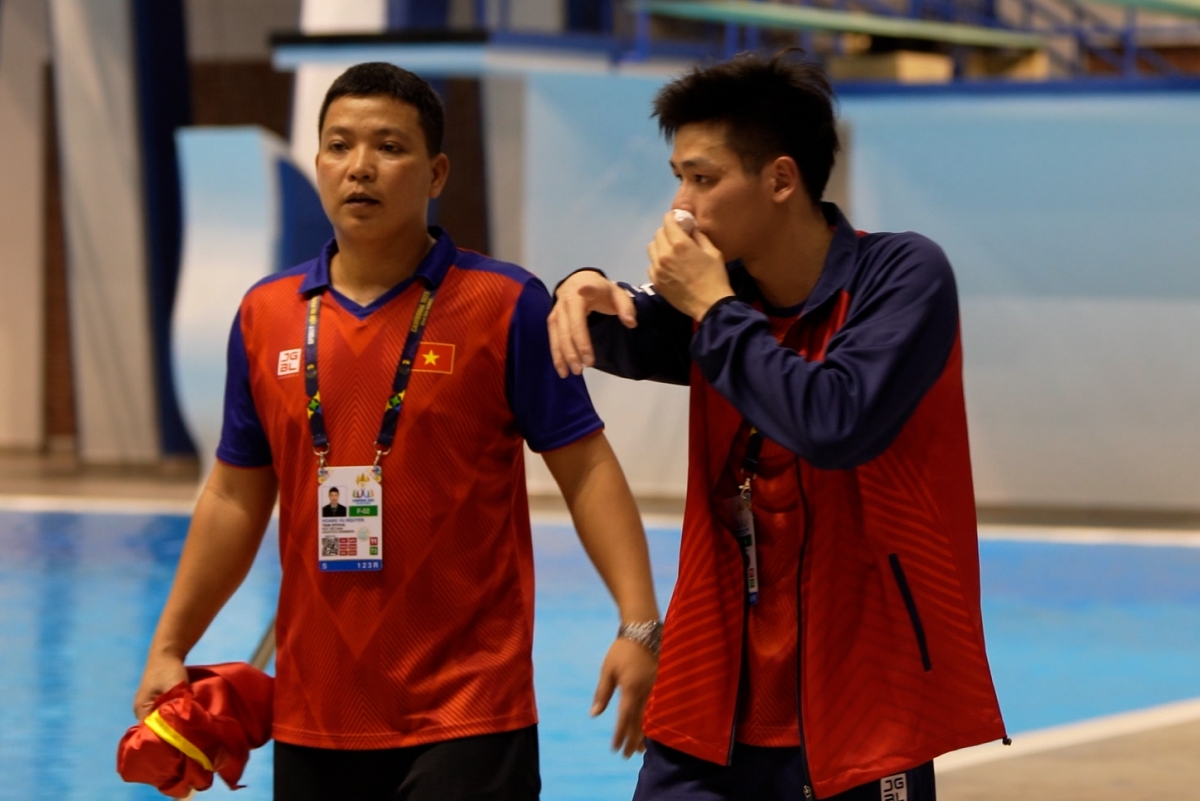 Nguyen Huu Kim Son phai lay giay de cam mau truoc khi ra buc nhan huy chuong. anh: TH