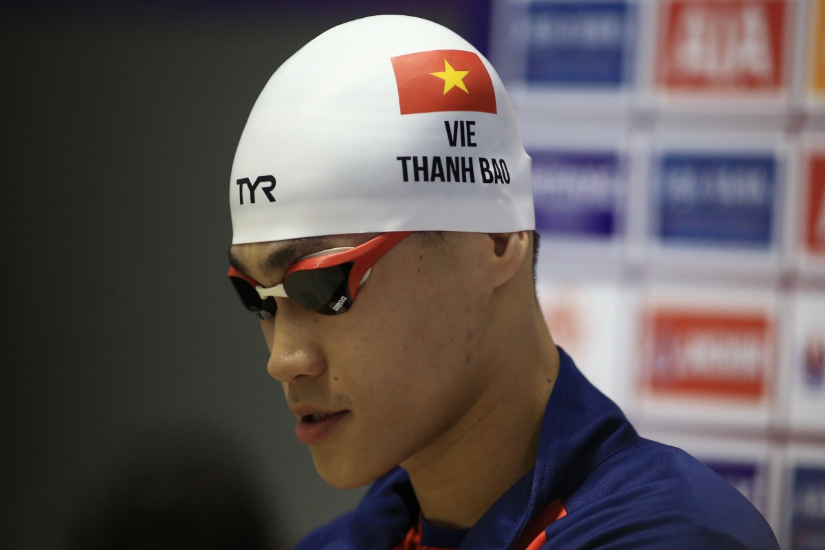 Pham Thanh Bao danh tang HCV cho ba noi da mat. anh: TH