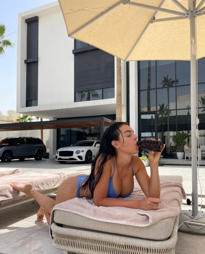 Georgina Rodriguez mặc bikini khoe thân hình gợi cảm 2