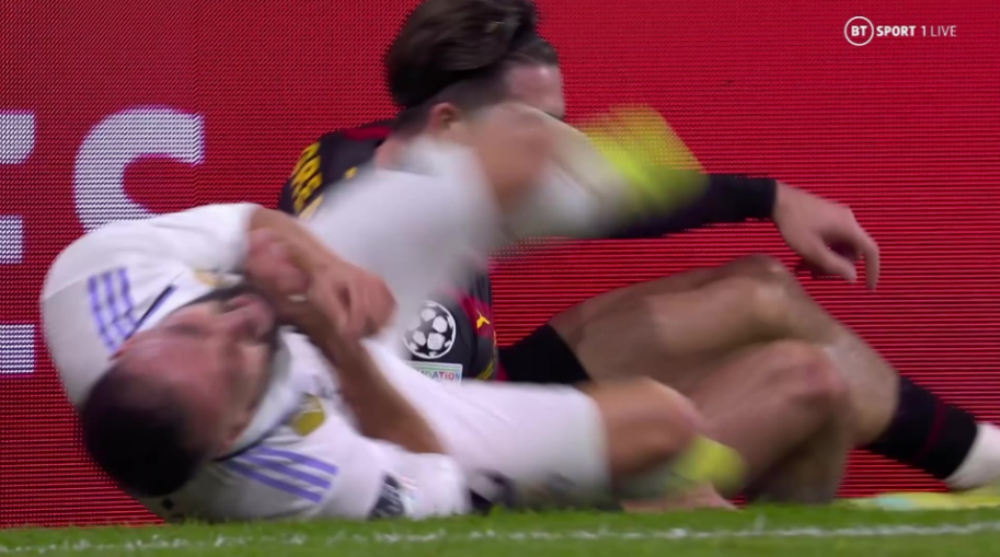 Dani Carvajal da co hanh dong day nga Jack Grealish