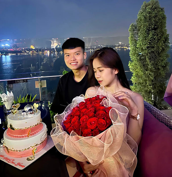 Sao trẻ tuyển Việt Nam cầu hôn bạn gái thành công 2