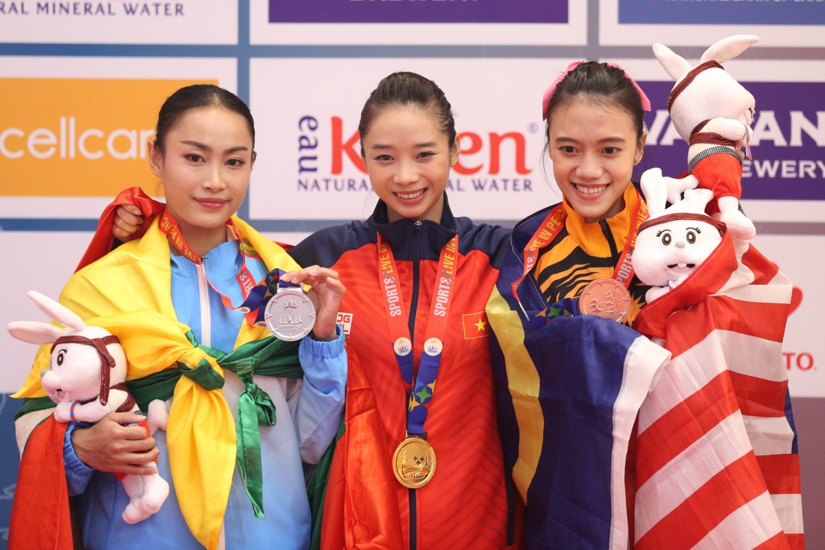 Duong Thuy Vi rang ro voi tam HCV SEA Games 32 tren tay. anh: TH