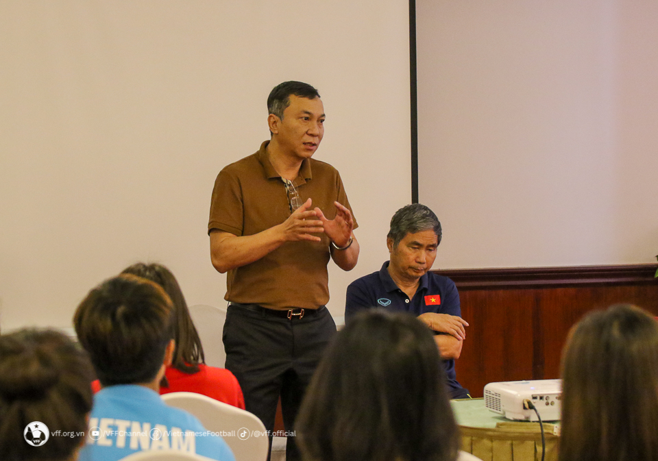 Chủ tịch VFF Trần Quốc Tuấn khích lệ tinh thần ĐT nữ Việt Nam Chu tich VFF Tran Quoc Tuan khich le tinh than dT nu Viet Nam