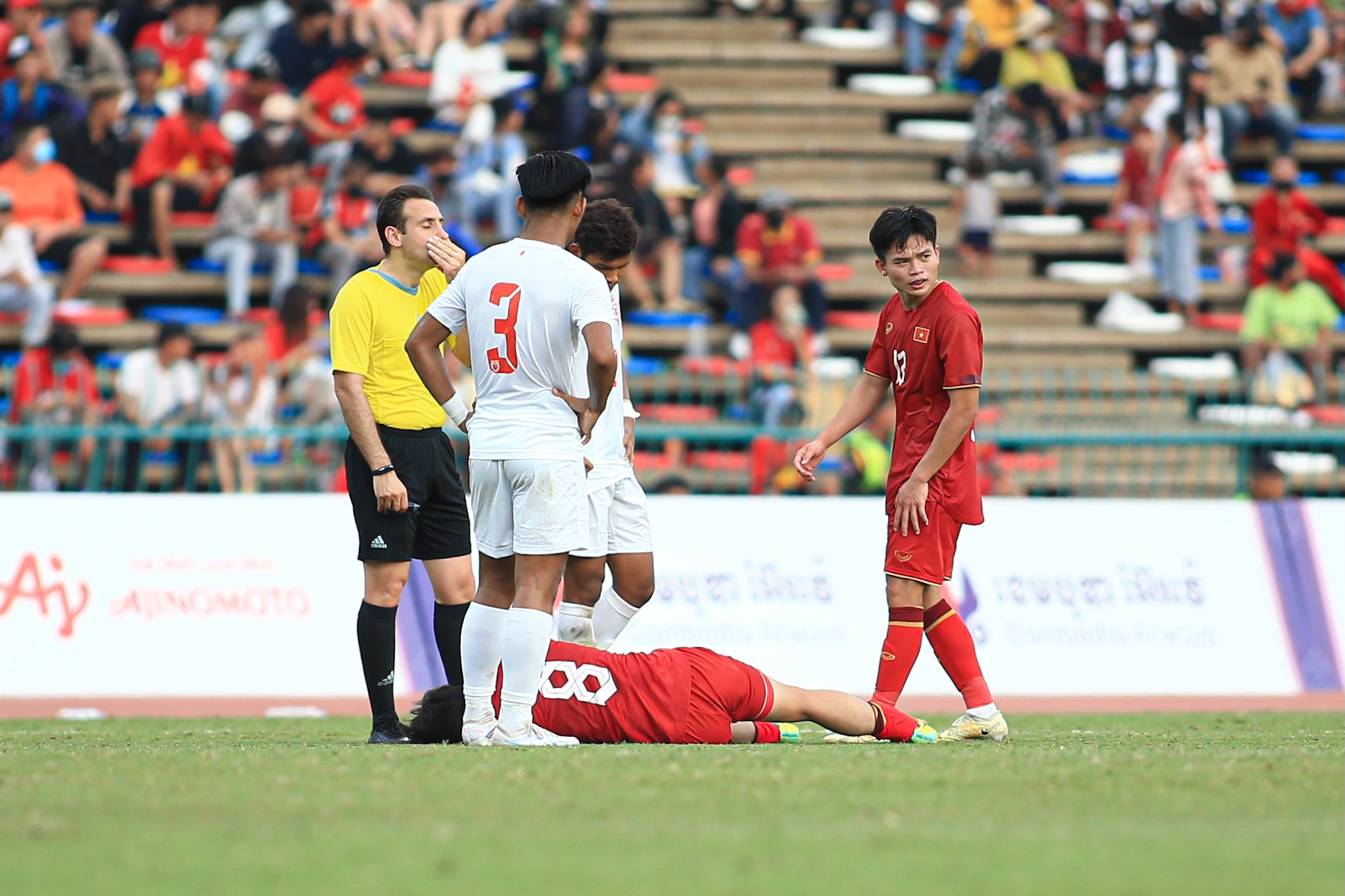 Khuat Van Khang chan thuong U22 Viet Nam vs U22 Myanmar SEA Games 32. anh: TH