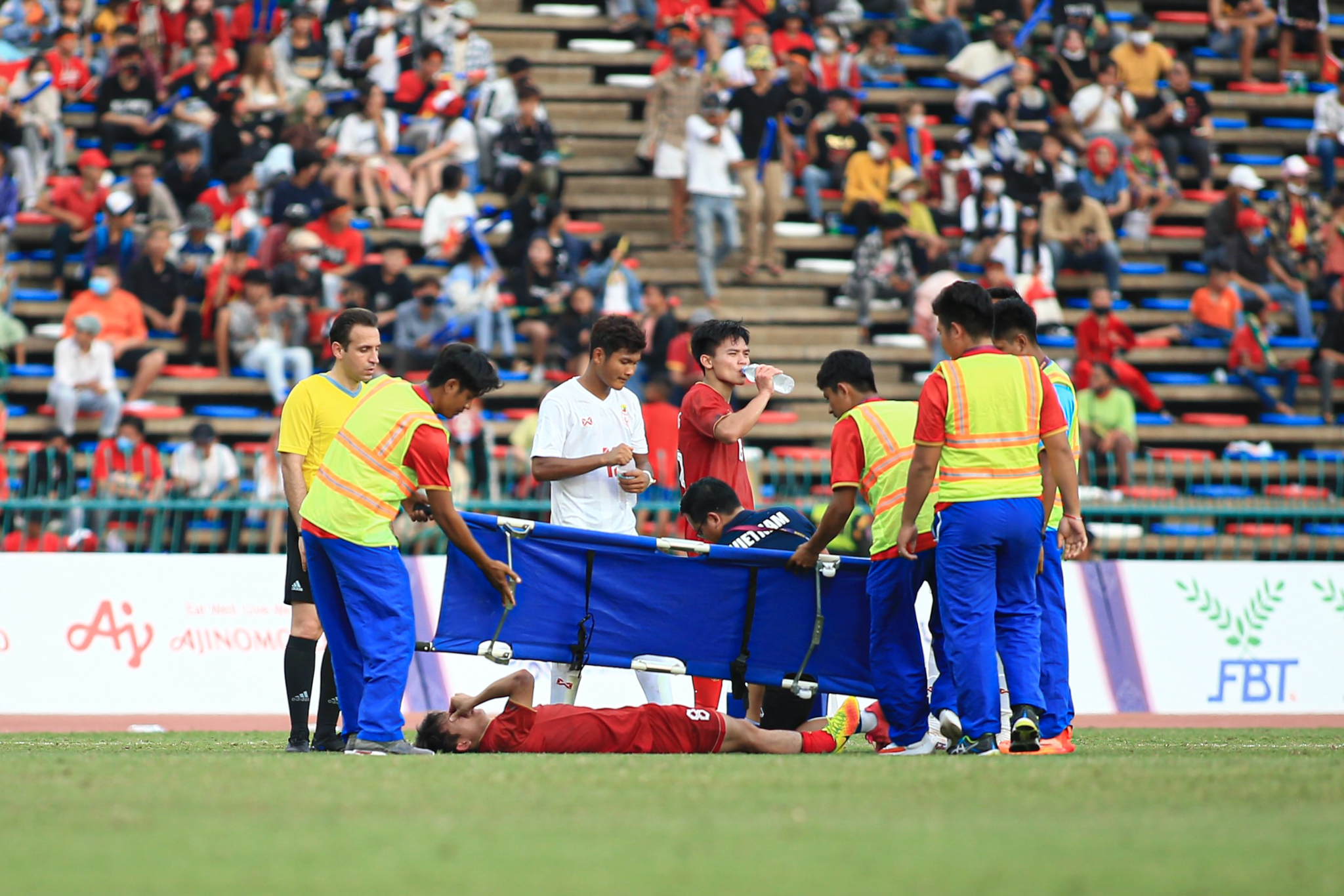 Khuat Van Khang chan thuong U22 Viet Nam vs U22 Myanmar SEA Games 32. anh: TH