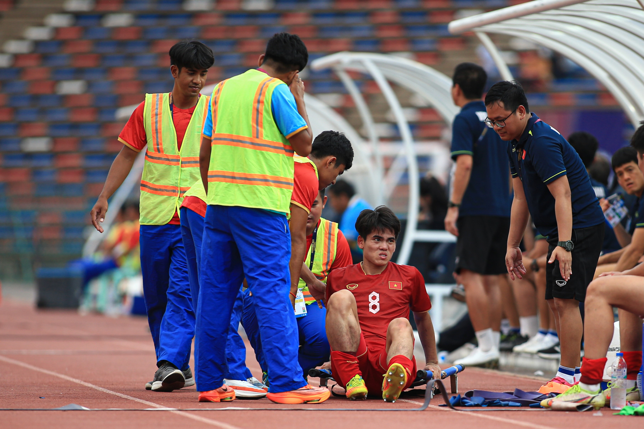 Khuat Van Khang chan thuong U22 Viet Nam vs U22 Myanmar SEA Games 32. anh: TH