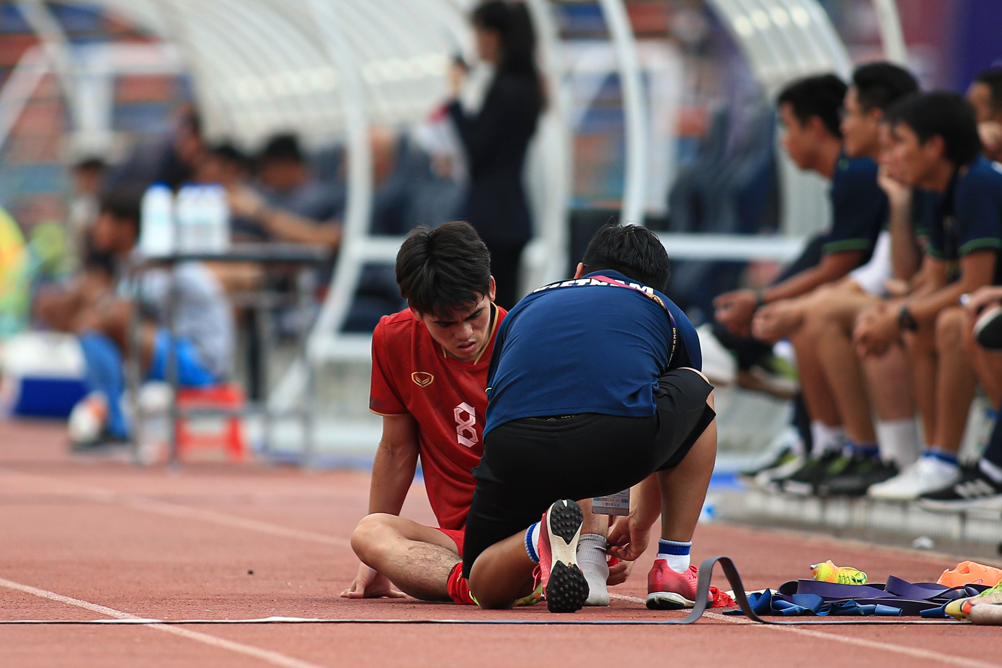 Khuat Van Khang chan thuong U22 Viet Nam vs U22 Myanmar SEA Games 32. anh: TH