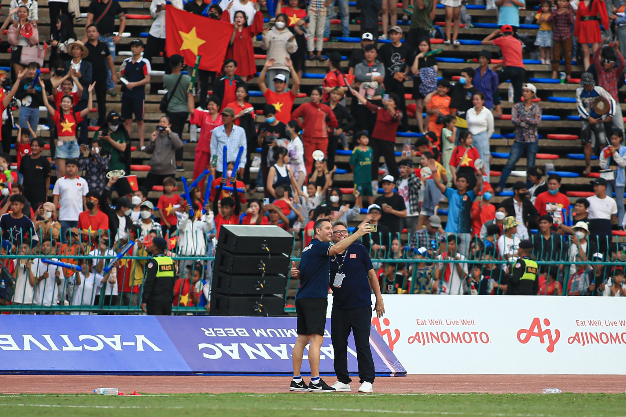 Phan Tuấn Tài được fan tặng vòng cổ siêu độc 4