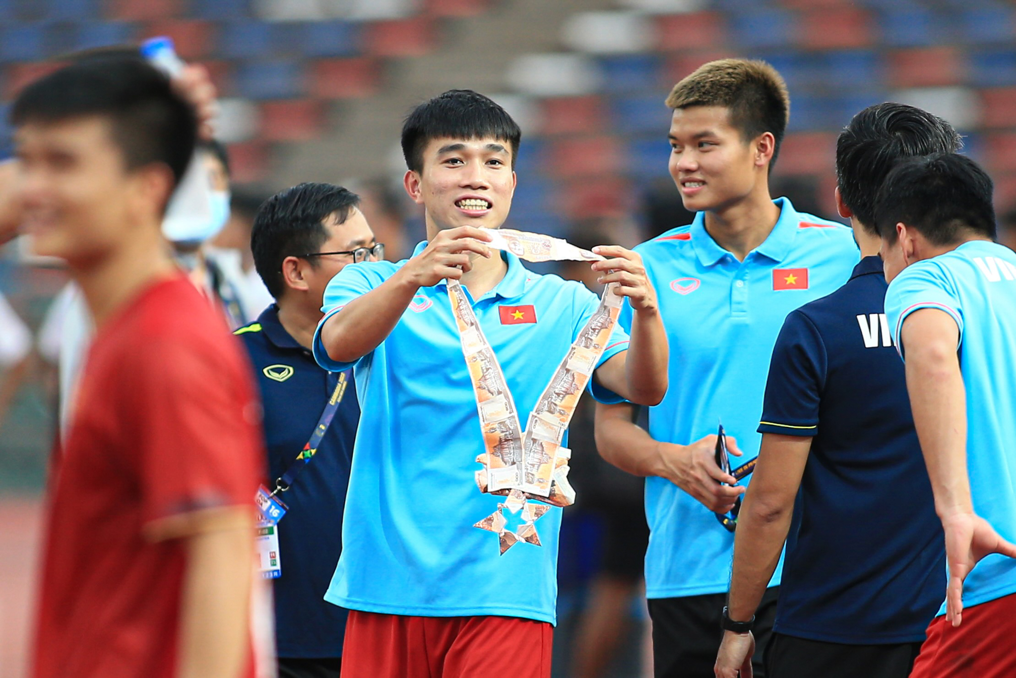 Phan Tuấn Tài được fan tặng vòng cổ siêu độc 2