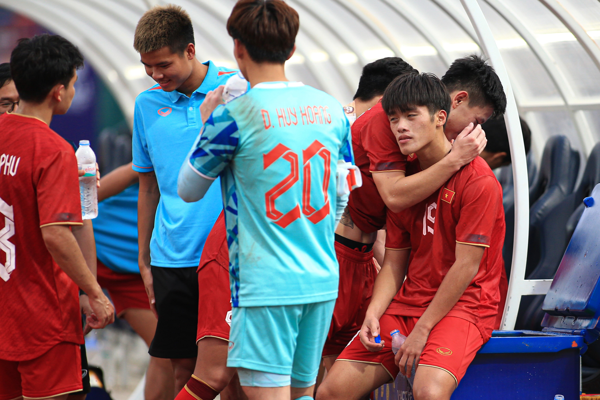 Phan Tuấn Tài được fan tặng vòng cổ siêu độc 6