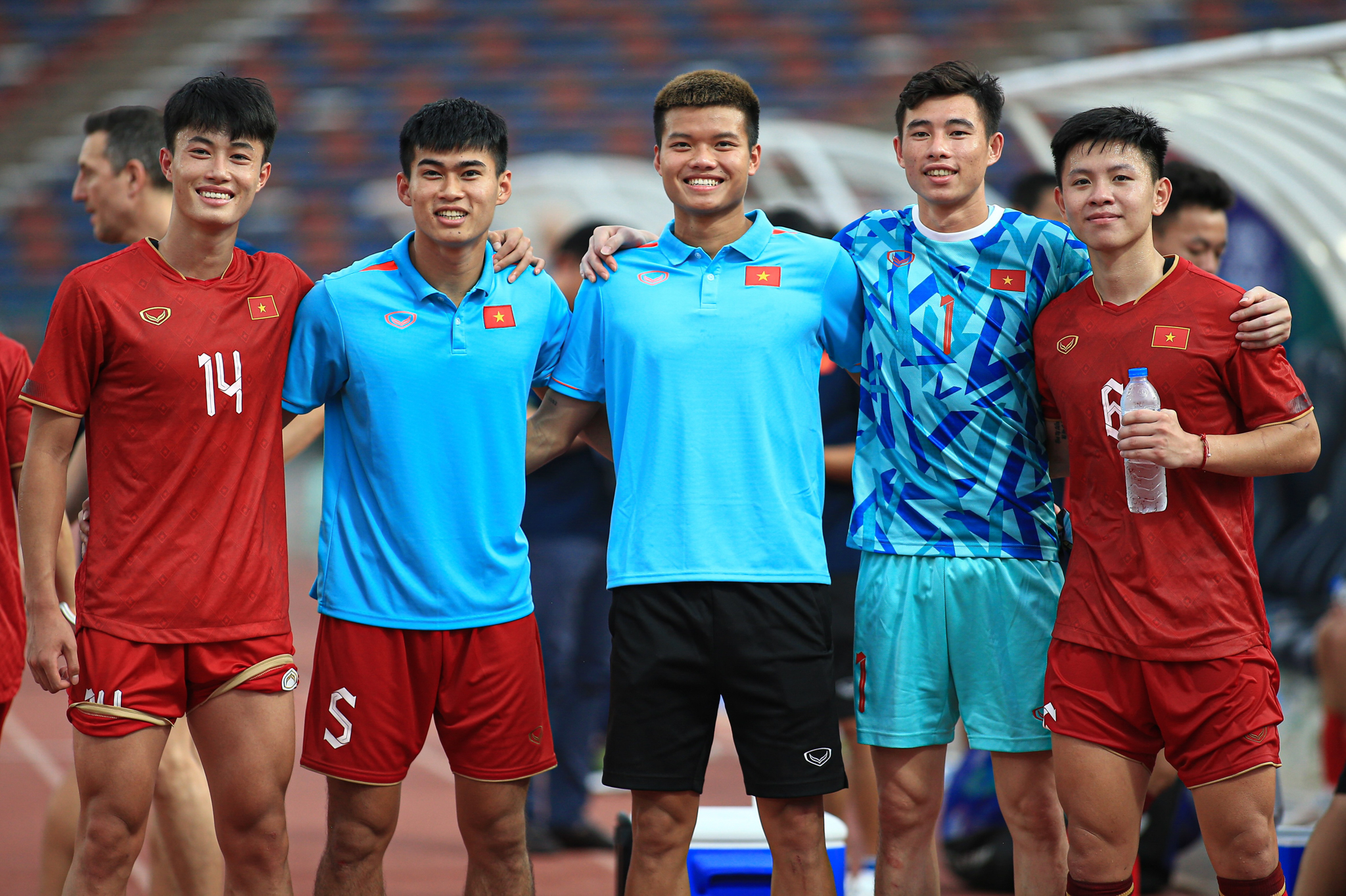 Phan Tuấn Tài được fan tặng vòng cổ siêu độc 3