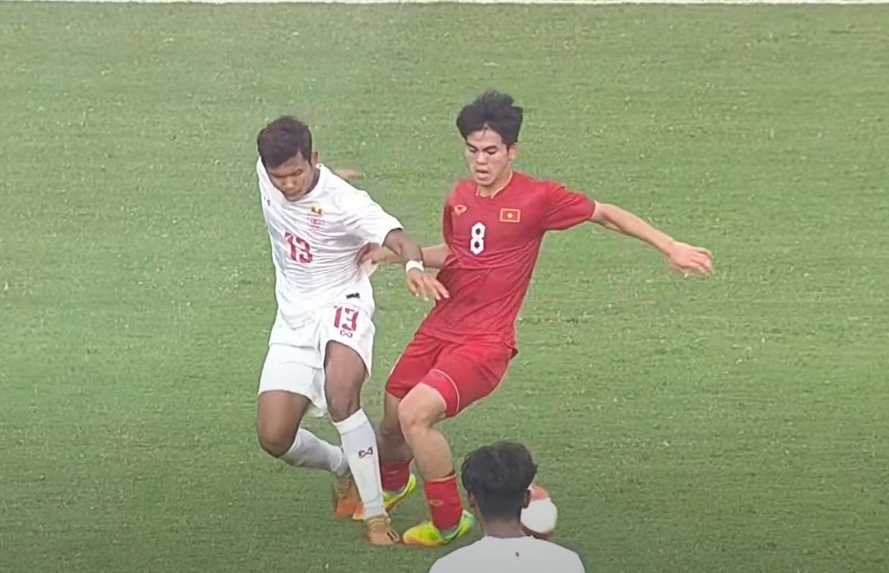 Khuất Văn Khang rời sân bằng cáng trong trận đấu với U22 Myanmar 1 Khuất Văn Khang rời sân bằng cáng trong trận đấu với U22 Myanmar 1