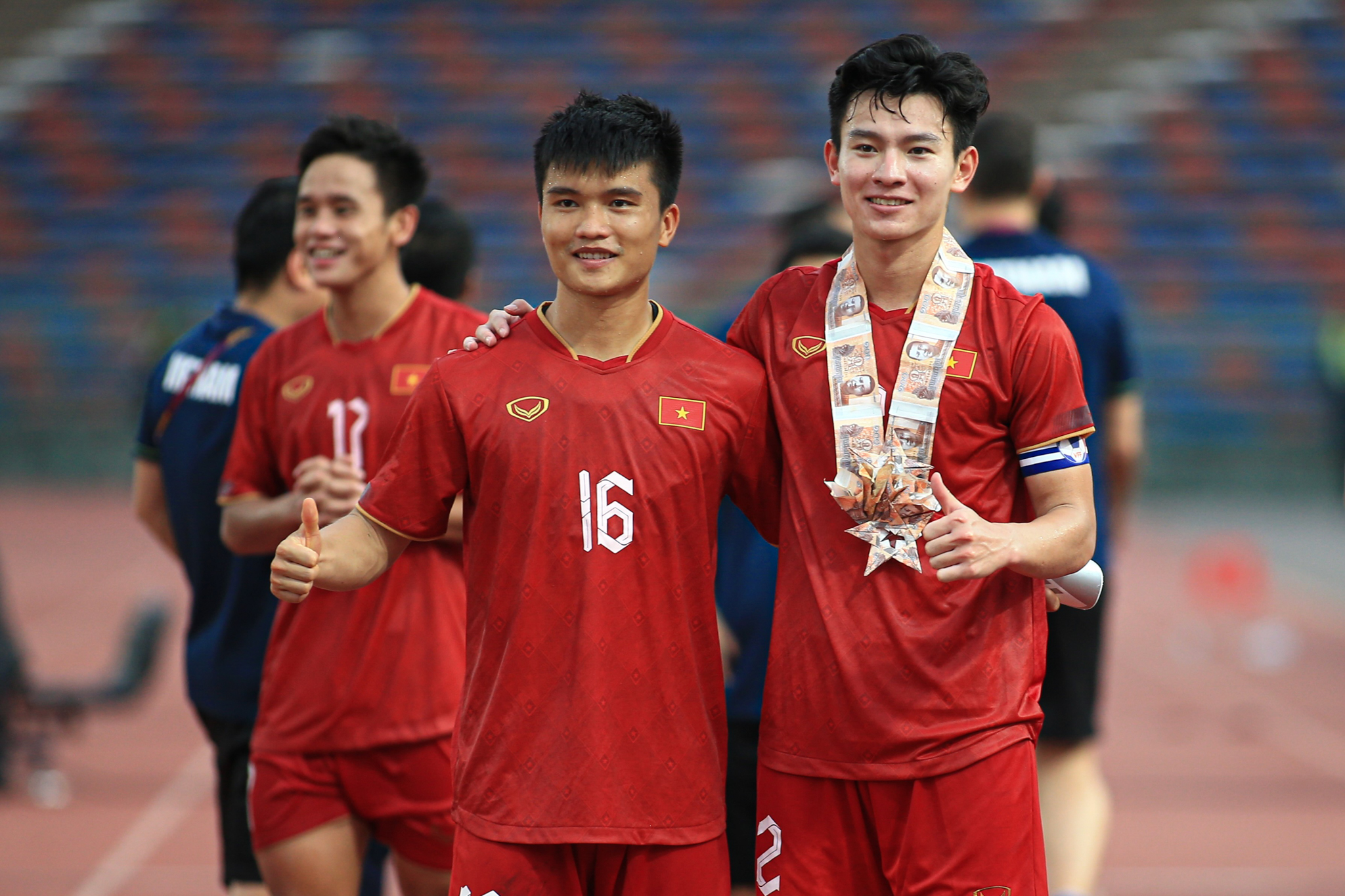 Phan Tuấn Tài được fan tặng vòng cổ siêu độc 1