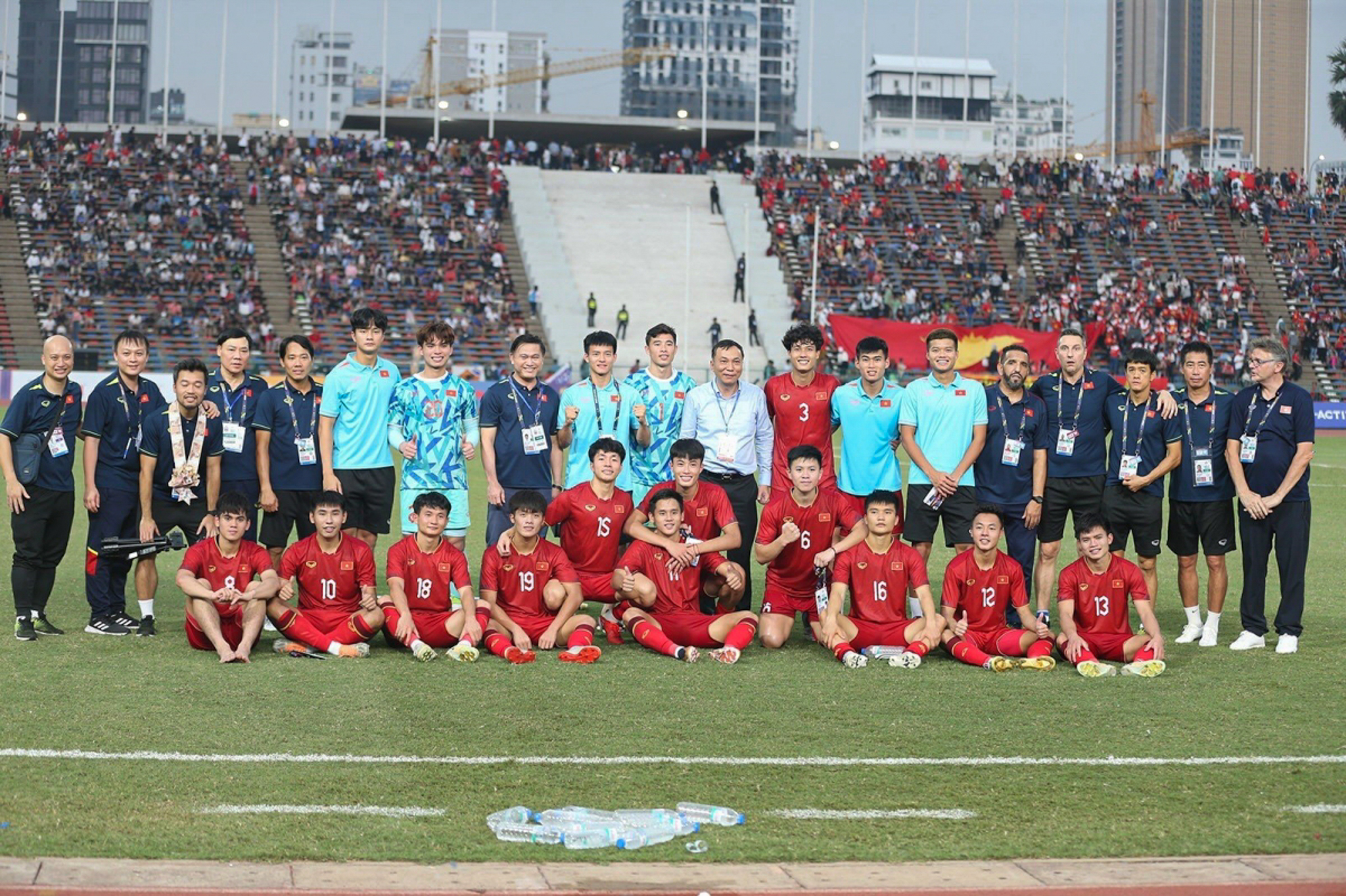 Cau thu U22 Viet Nam an mung sau tran thang U22 Myanmar SEA Games 32. anh: TH