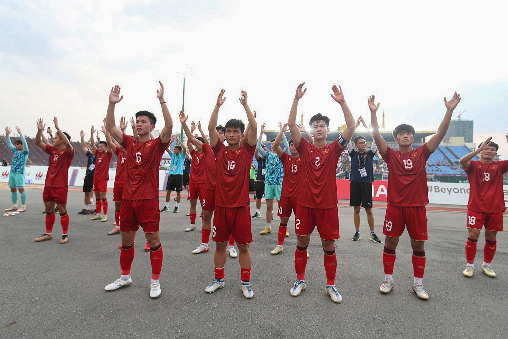 Phan Tuấn Tài được fan tặng vòng cổ siêu độc 5