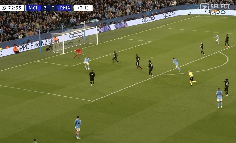 Phut 72 Gundogan danh got de Haaland bang xuong doi mat voi khung thanh nhung cu sut da bi cai chan cua Courtois can pha va bong di cham xa ngang ra ngoai.